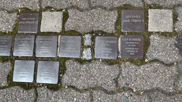 Stolpersteine, Erinnerungskultur, Holocaust, NS-Zeit „Stolpersteine“, kleine Gedenktafeln aus Messing