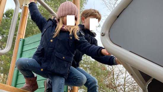 Kinder, Spielplatz, Klettern, Motorik,  Zwei Kinder klettern gemeinsam