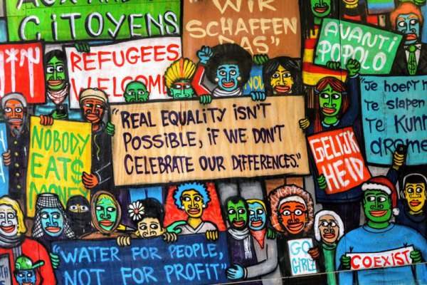 Ein farbenfrohes Wandbild ruft zu Gleichberechtigung, Vielfalt und Akzeptanz auf. diversität, gleichberechtigung, inklusion, vielfalt, toleranz, refugees welcome