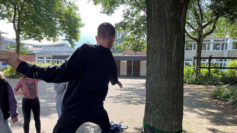 teamübung, gruppendynamik, gleichgewicht, Ein Schüler balanciert
