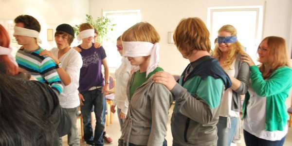 Vertrauen, Klassengemeinschaft, Gruppe,   Jugendliche bewegen sich im Raum