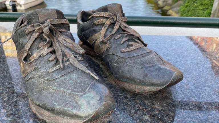  alte, abgenutzte Schuhe