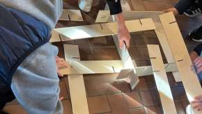 Jugendliche arbeiten gemeinsam an einer kreativen Aufgabe mit Holzbausteine teamarbeit, jugendliche, holzbausteine, zusammenarbeit, problemlösen, arbeitswelt, handarbeit, boden