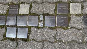 Stolpersteine im Gehweg erinnern an die Opfer des Nationalsozialismus stolpersteine, erinnerungskultur, holocaust, geschichte, opfer, nationalsozialismus, erinnerung, öffentlichkeit