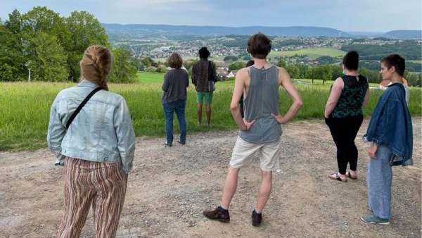 Körpersprache bewusst wahrnehmen körpersprache, gruppenübung, selbstwahrnehmung, menschen draußen, aussicht,