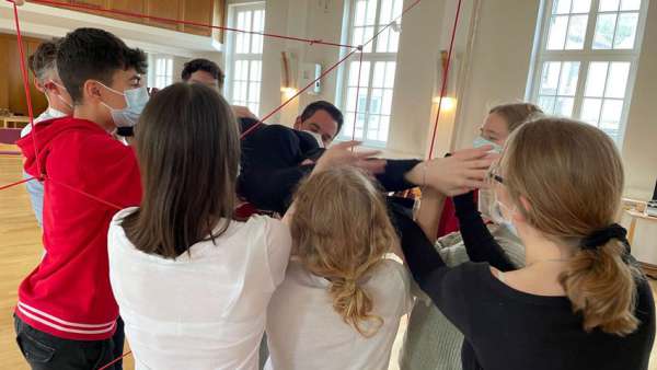 Jugendliche arbeiten im Rahmen der Schülervertretung gemeinsam an einem Projekt sv-arbeit, schülervertretung, teamwork, gruppenarbeit, jugendliche, schule, beteiligung,