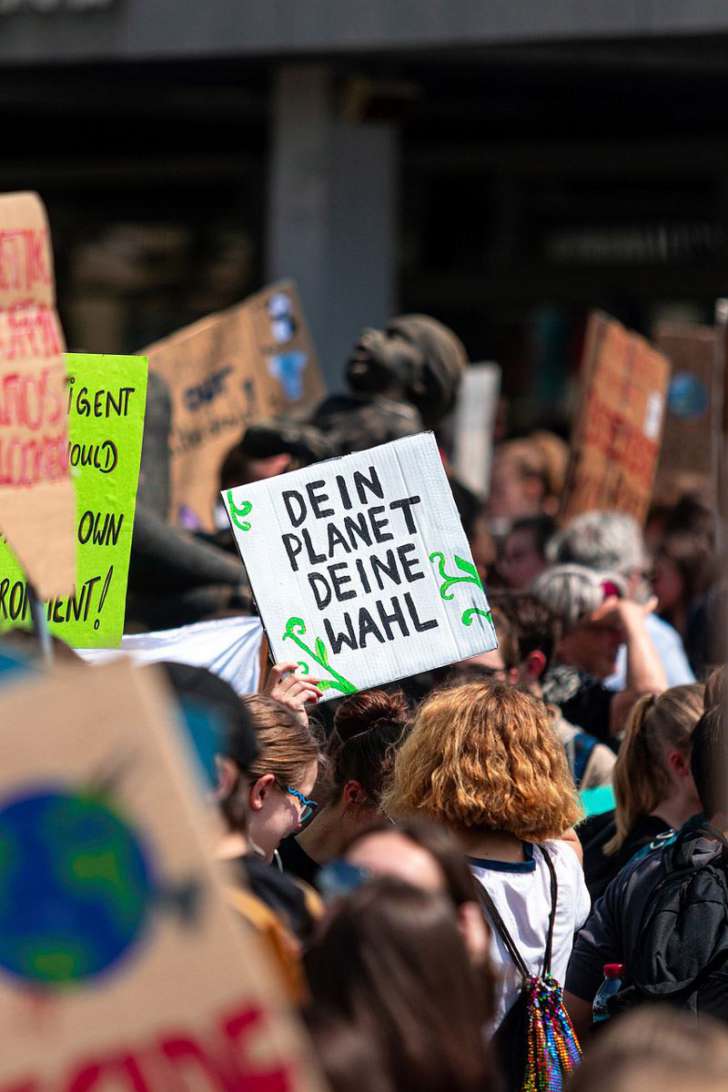 Menschen demonstrieren 