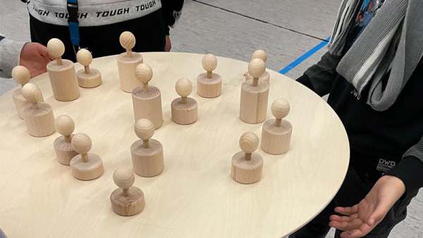 teamspiel, gruppenübung, holzfiguren, Teamübung mit Holzfiguren