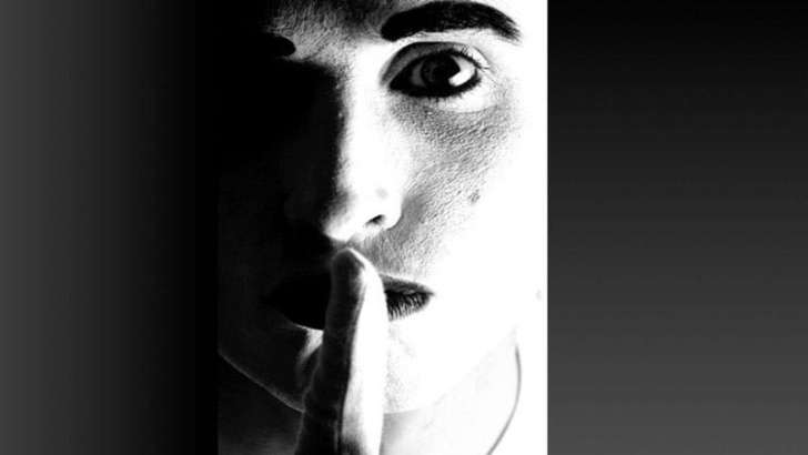  Gesichts mit erhobenem Zeigefinger 