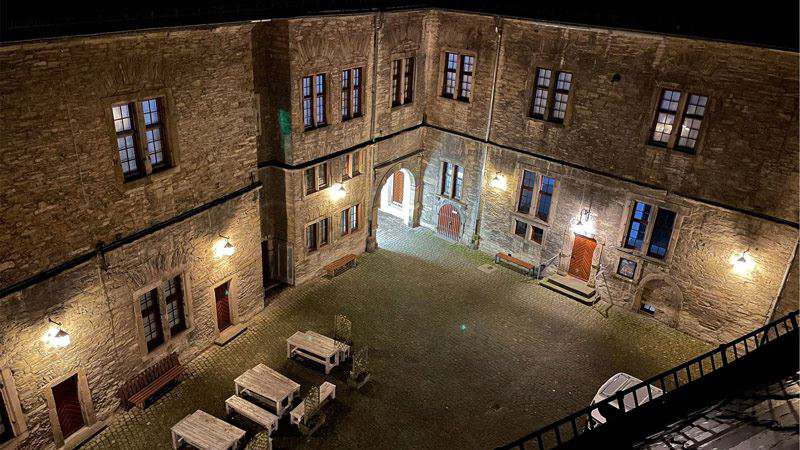 innenhof, burg, nachtaufnahme, beleuchtung, historische architektur, stimmungsvoller Veranstaltungsort  Holiday Fun Festival