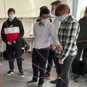 Schüler arbeiten gemeinsam in einem Kommunikationsprojekt Teamwork, Gruppe, Schüler, Netz, Projektarbeit