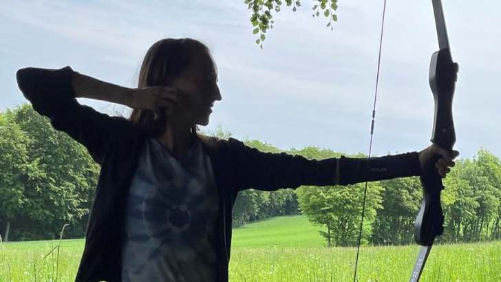 Frau mit gespanntem Bogen