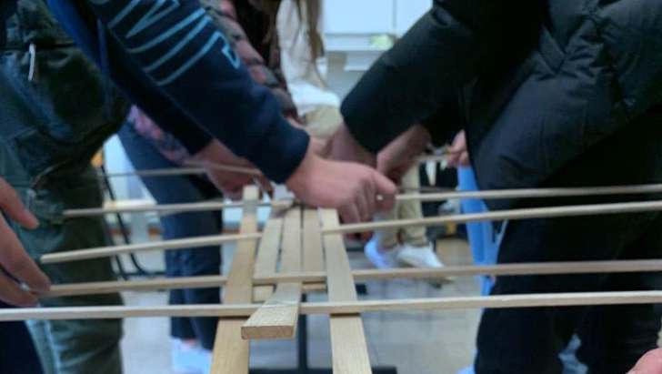 fit for future, teamwork, holzstäbe, gruppenarbeit, kooperationsspiel, jugendliche