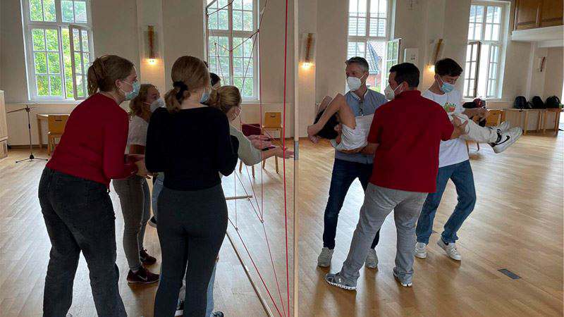  Schüler*innen üben  Vertrauen,