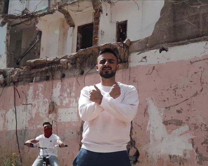 Mann, Ruine, Graffiti, Wand, Außenaufnahme  Mann steht mit verschränkten Armen vor Hauswand