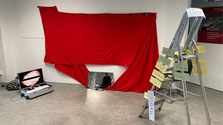  Interaktive Ausstellung zu gesellschaftlichen Fragen